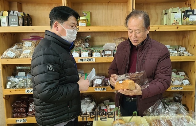 ▲ 도정선 충북 청주 낭성로컬푸드 운영위원장이 상품을 진열하기 위해 매장을 찾은 한 회원과 대화를 나누고 있다.ⓒ김정원 기자