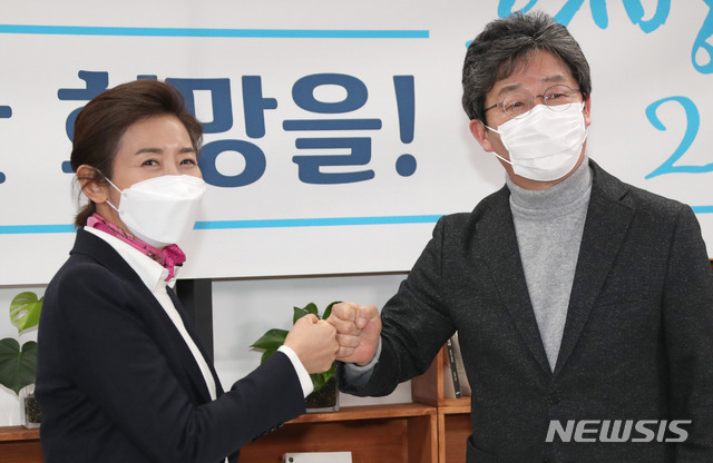 ▲ 나경원 저출산고령사회위원회 부위원장(왼쪽)과 유승민 전 의원. ⓒ뉴시스