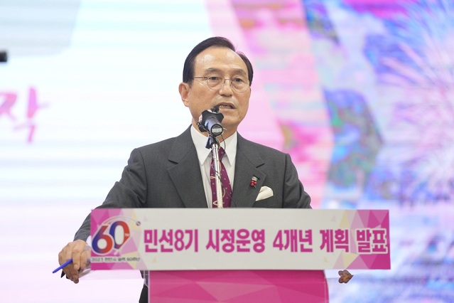 ▲ 박상돈 천안시장이 9일 시청에서 열린 민선 8기 시정 운영계획을 발표하고 있다. 박 시장은 이 자리에서 이봉주 선수 기념관 건립에 대한 입장을 밝혔다.ⓒ천안시