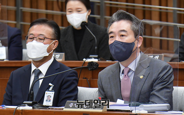 ▲ 윤희근 경찰청장이 4일 오전 국회에서 열린 용산 이태원 참사 진상 규명 및 재발 방지를 위한 국정조사특별위원회 청문회에서 답변을 하고 있다. ⓒ이종현 기자