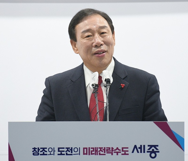 ▲ 최민호 세종시장이 9일 시청 정음실에서 2023년 세종시 출입 언론인 신년 교례회에서 기자들의 질문에 탑하고 있다.ⓒ세종시