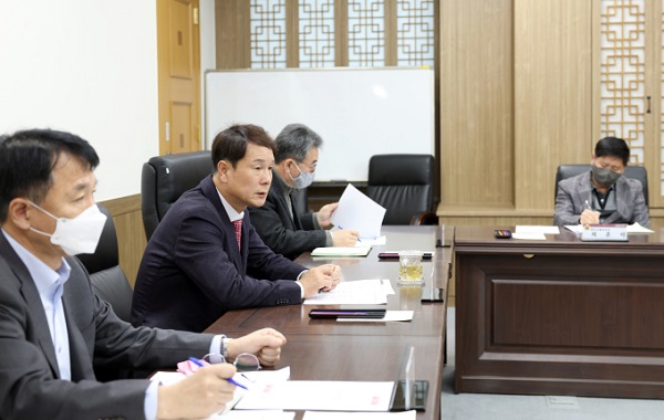 ▲ 이상래 의장은 9일 열린 확대간부회의에서 '시민 중심의 열심히 일하는 의회'를 목표로 시민들이 체감할 수 있고 한 발 더 다가갈 수 있는 의정을 펼쳐 나가자고 주문했다.ⓒ대전시의회