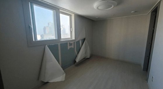 ▲ 벽체가 찢어진채 방치된 모습. A 신축 아파트 측은 논란이 확산되지 하자보수공사를 마무리 한 상태다. ⓒ온라인 커뮤니티 캡처