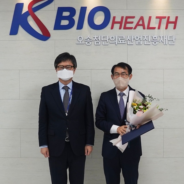 ▲ 차상훈 이사장이 9일 임명장을 준뒤 정자영 비임상지원센터장과 기념사진을 찍고 있다(왼쪽부터).ⓒ오송첨단의료산업진흥재단