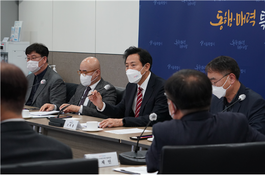 ▲ 오세훈 시장이 9일 오후 2시 서울시 중구 서울시청에서 황재연 서울시지체장애인협회장 등 장애인 관련 단체장 9명과 간담회를 개최하고 현장에서 느끼는 장애인 정책에 대한 의견을 청취하고 있다. ⓒ서울시 제공