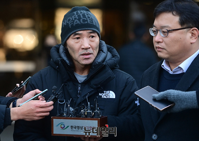 ▲ 북한군에 의해 피살된 해수부공무원의 친형 이래진 씨가 2022년 12월2일 오전 서울 서초구 중앙지법에서 열린 서훈 전 국가안보실장 영장심사 출석길에서 서 전 실장을 마중 나온 민주당 의원들에게 항의하고 있다. ⓒ정상윤 기자