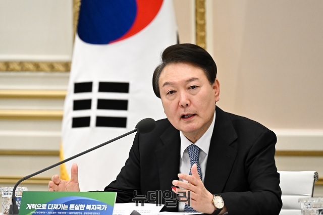 ▲ 윤석열 대통령이 9일 오후 청와대 영빈관에서 열린 보건복지부와 고용노동부 등 5개 부처 2023년 연두 업무보고에서 모두발언을 하고 있다.ⓒ대통령실 제공