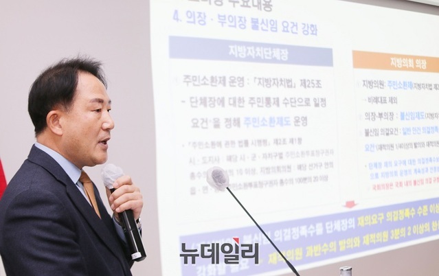 ▲ 상병헌 세종시의회 의장이 지방자치 발전 방향에 대해 설명을 하고 있다.ⓒ이길표 기자