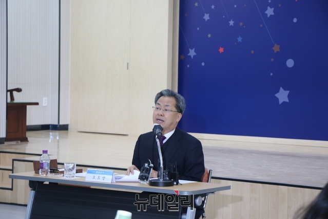 ▲ 오도창 영양군수는 10일 오전 영양군청 대회의실에서 2023년 신년 기자회견을 갖고 올해 신년 6대 군의 주요 과제를 제시하고 지역의 희망에 미래를 담아나갈 것이라고 강조했다.ⓒ영양군