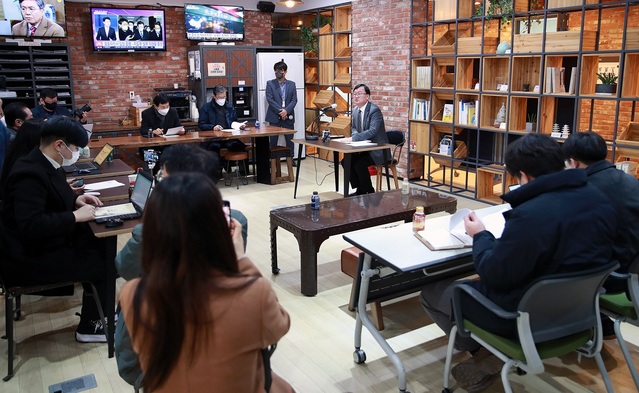 ▲ 조원갑 충남도 자치안전실장이 10일 도청 프리핑룸에서 기자간담회를 갖고 있다. ⓒ충남도