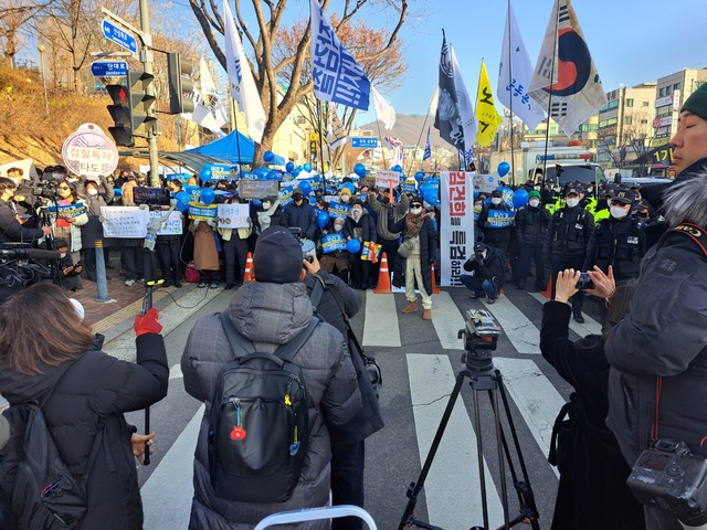▲ 이재명 더불어민주당 대표의 검찰 소환을 앞둔 10일 오전 이 대표 지지자들이 성남지청 앞에서 구호를 외치고 있는 모습ⓒ서영준 기자