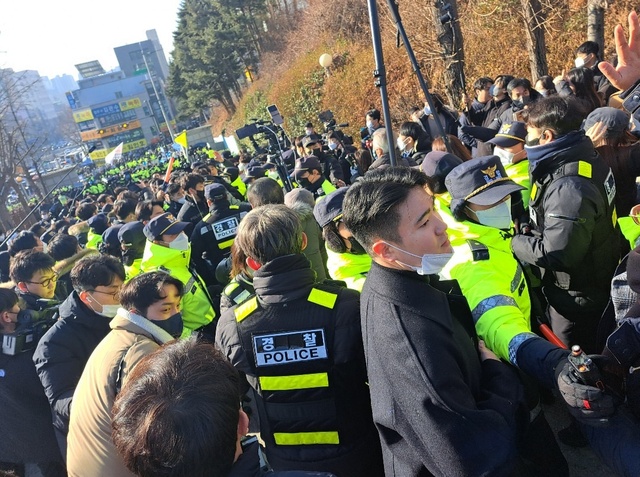 ▲ 이 대표가 이날 오전 10시 20분께 성남지청에 도착하자 취재진과 지지자들, 경찰들이 뒤엉키며 아수라장이 된 모습.ⓒ서영준 기자