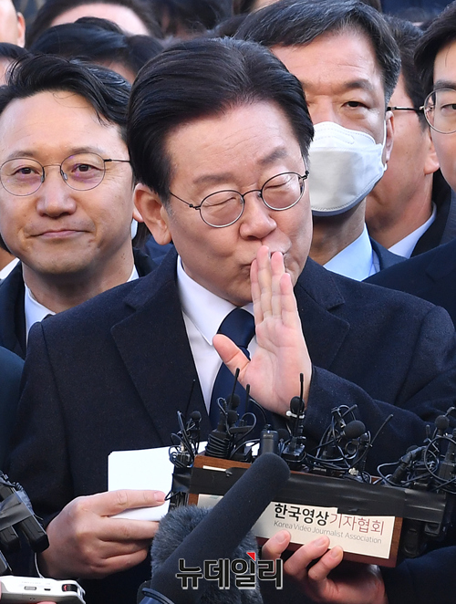 ▲ 성남FC 불법후원금 의혹을 받고 있는 이 대표가 10일 오전 경기 성남시 수원지방검찰청 성남지청에 출석해 입장을 밝히기에 앞서 모여든 지지자들에게 조용히 해 줄 것을 요구하고 있다.ⓒ정상윤 기자