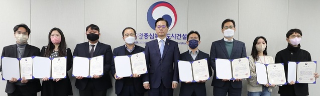 ▲ 이상래 행정중심복합도시건설청장(가운데)이 10일 2022년 하반기 적극행정 우수공무원 5명과 적극행정 우수부서를 선정해 표창한 뒤 기념 촬영하고 있다.ⓒ행복청