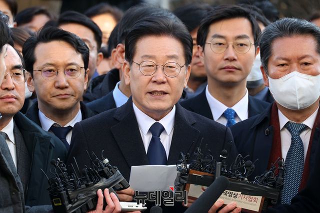 ▲ 성남FC 불법후원금 의혹을 받고 있는 이재명 더불어민주당 대표가 10일 오전 경기 성남시 수원지방검찰청 성남지청에 출석해 입장을 밝히기에 앞서 모여든 지지자들에게 조용히 해 줄 것을 요구하고 있다. ⓒ정상윤 기자(사진=공동취재단)