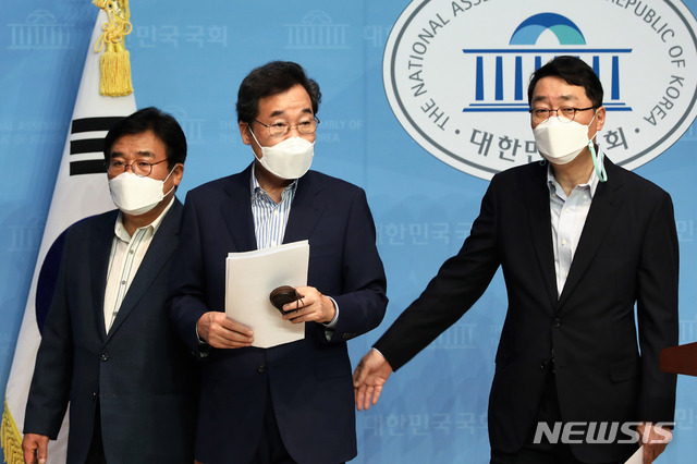 ▲ 2021년 8월23일 더불어민주당 이낙연 전 대표가 서울 여의도 국회 소통관에서 기자회견을 마친 뒤  이병훈(왼쪽) 의원, 윤영찬 의원(오른쪽)과 회견장을 나서고 있다. ⓒ뉴시스