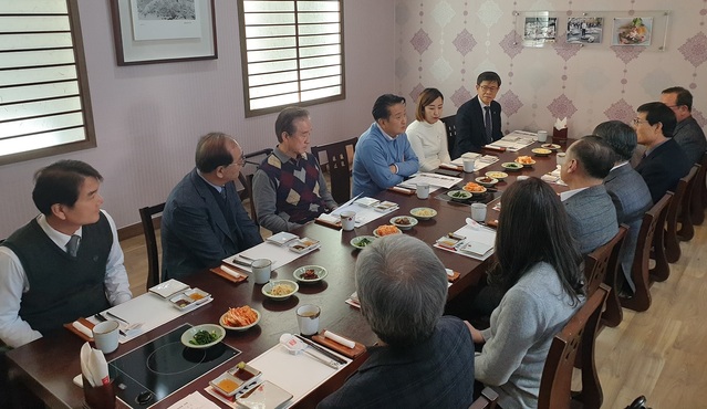 ▲ 충주상공회의소 주최 김영환 충북도지사 초청 간담회가 10일 충주에서 열렸다.ⓒ충주상공회의소