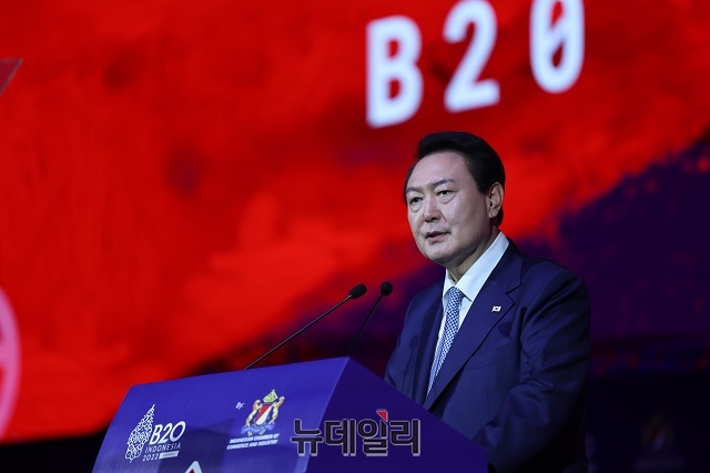 ▲ 윤석열 대통령이 지난해 11월14일 오후(현지시간) 발리 누사두아 컨벤션센터(BNDCC)에서 열린 'B20 서밋 인도네시아 2022'에서 '글로벌 복합위기 극복을 위한 기업의 역할, 그리고 디지털 전환 시대의 글로벌 협력'을 주제로 기조연설을 하고 있다.ⓒ대통령실 제공
