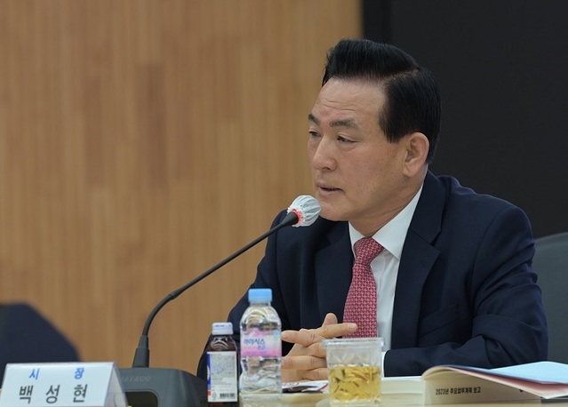 ▲ 백성현  논산시장이 지난 9일  시청 회의실에서 열린 2023년 주요업무계획 보고회에서 모두 발언을 하고 있다.ⓒ논산시