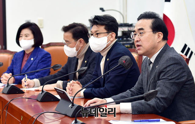 ▲ 박홍근 더불어민주당 원내대표가 10일 국회에서 열린 원내대책회의에 참석해 모두발언을 하고 있다.ⓒ이종현 기자