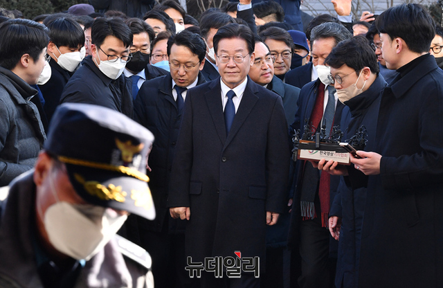 ▲ 성남FC 후원금 의혹을 받고 있는 이재명 더불어민주당 대표가 10일 오전 경기 성남시 수원지방검찰청 성남지청에 출석하고 있다. (사진=공동취재단)ⓒ정상윤 기자