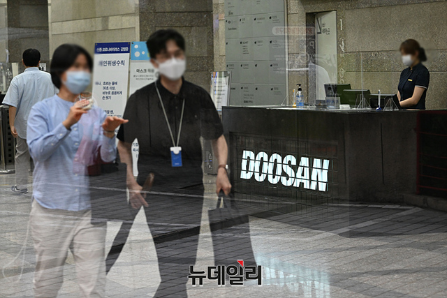 ▲ 수원지검이 이재명 더불어민주당 대표의 '성남FC 후원금 의혹'과 관련해 성남 두산건설과 성남FC 사무실을 포함해 20곳 대상으로 압수수색에 나선 지난해 9월 16일 오후 서울 강남구 두산건설 본사에서 직원들이 이동하고 있는 모습. ⓒ뉴데일리DB