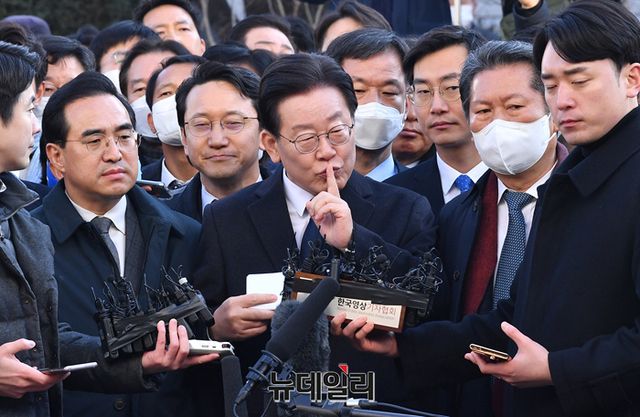 ▲ 성남FC 불법후원금 의혹을 받고 있는 이재명 더불어민주당 대표가 10일 오전 경기 성남시 수원지방검찰청 성남지청에 출석해 입장을 밝히기에 앞서 모여든 지지자들에게 조용히 해 줄 것을 요구하고 있다. 이 대표는 이날 검찰에서 12시간 조사를 마치고 밤 10시 45분께 귀가했다.ⓒ사진공동취재단