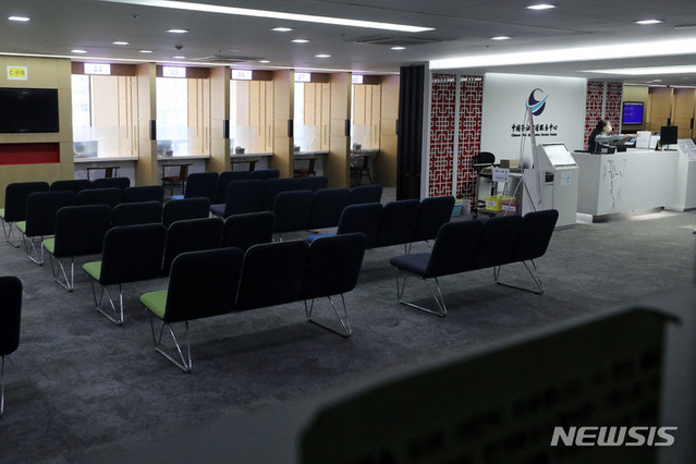 ▲ 중국이 한국 국민에게 당분간 중국행 단기비자 발급을 중단한다고 밝힌 10일 오후 서울 중구 중국비자신청서비스센터가 운영을 중단한 모습이다. ⓒ뉴시스