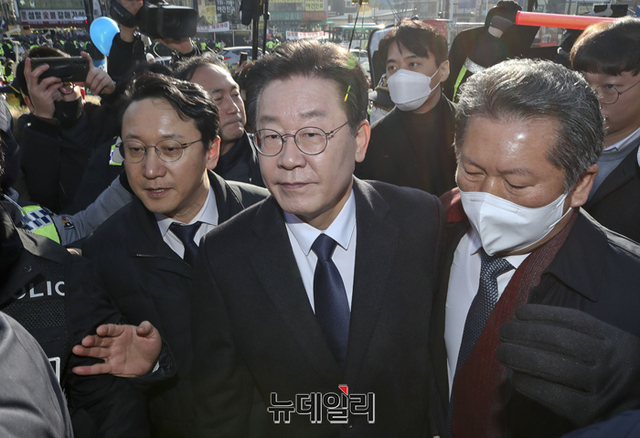 ▲ 성남FC 불법후원금 의혹을 받고 있는 이재명 더불어민주당 대표가 지난 10일 오전 경기 성남시 수원지방검찰청 성남지청에 출석하고 있다. ⓒ정상윤 기자