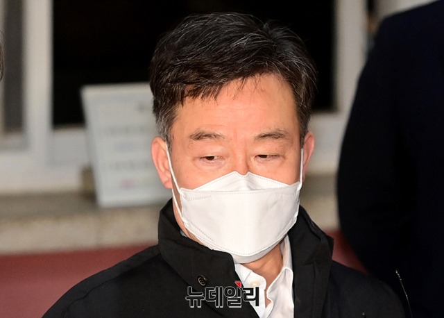 ▲ 대장동 개발 특혜 의혹의 핵심 인물 김만배씨가 구속기한 만료일인 지난해 11월24일 자정 경기 의왕시 서울구치소에서 출소해 취재진의 질문에 답하고 있다.ⓒ정상윤 기자