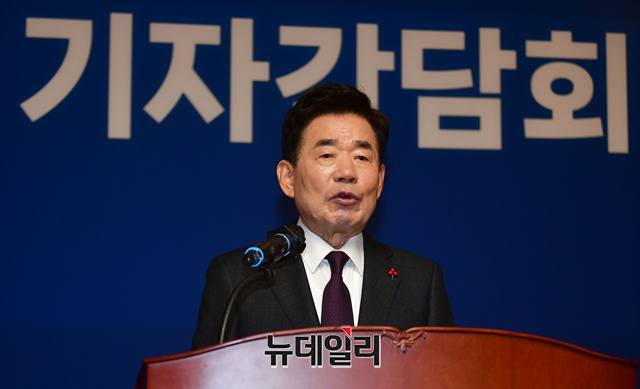 ▲ 김진표 국회의장이 11일 오전 국회 사랑재에서 열린 신년 기자간담회에서 모두발언을 하고 있다.
ⓒ이종현 기자