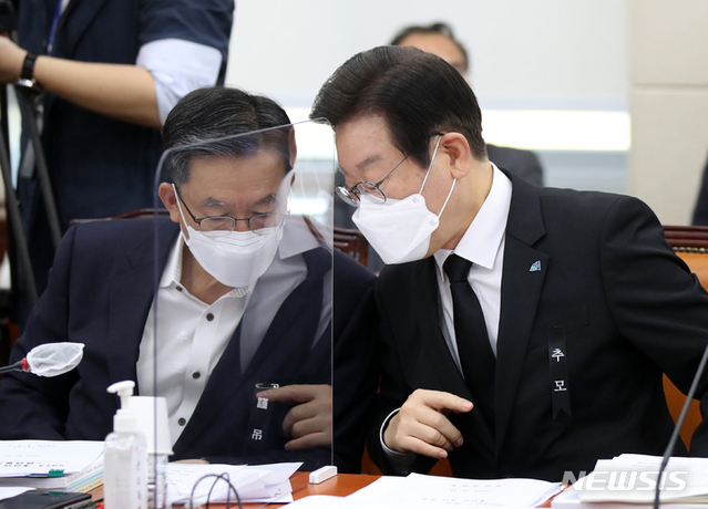 ▲ 이재명 더불어민주당 대표와 정성호 의원이 2022년10월31일 오후 서울 여의도 국회에서 열린 국방위원회 전체회의에서 대화를 하고 있다ⓒ뉴시스