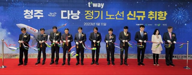 ▲ 티웨이항공이 11일 청주국제공항 국제선 여객청사 2층 출국장 입구에서 ‘티웨이항공 청주~다낭 정기노선 취항식’을 가졌다.ⓒ충북도