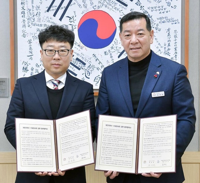 ▲ 최원철 공주시장(오른쪽)이 11일 시청 상황실에서 지역 먹는물 수질검사기관과 수질검사 수수료 50% 감염을 위한 업무협약을 체결했다.ⓒ공주시