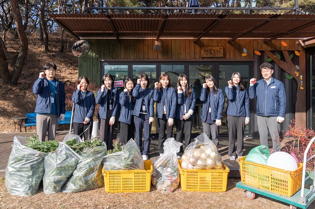▲ 월성원자력본부는 지난 10일 경주시 배반동 소재 아이꿈터 어린이집에서 아이들의 쾌적한 교육환경 조성을 위해 환경개선 봉사활동을 펼쳤다.ⓒ월성본부