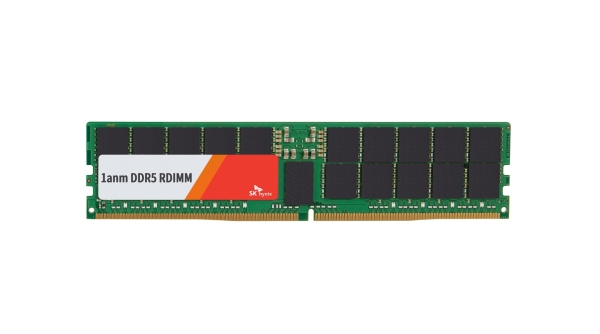▲ SK하이닉스가 세계 최초로 인텔로부터 인증을 획득한 10나노급 4세대 서버 D램 DDR5. ⓒSK하이닉스