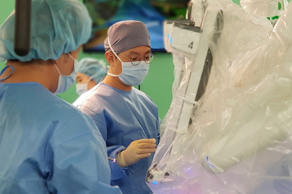 ▲ 김철중 로봇수술센터장(산부인과 교수)가 개인 통상 500례의 로봇수술을 집도하면서 단 한 건의 합병증 없이 안전하게 수술을 시행했다.ⓒ건양대병원