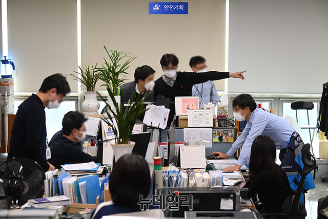 ▲ '이태원 압사 사고' 부실 대응을 수사하는 경찰특별수사본부가 지난해 11월 2일 오후 서울 용산구청에서 압수수색을 벌였다. ⓒ강민석 기자