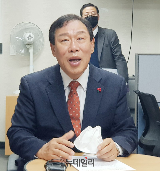 ▲ 최민호 세종시장이 12일 오전 세종시청 기자실을 방문해 전날 김영환 충북지사 세종시 밉상 발언, 사과에 대해 입장을 밝히고 있다.ⓒ이길표 기자