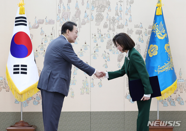 ▲ 윤석열 대통령이 지난해 10월 서울 용산 대통령실 청사에서 나경원 저출산고령사회위원회 부위원장에게 임명장을 수여하고 있다. ⓒ뉴시스