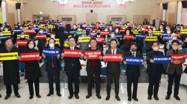 ▲ 충북 ‘중부내륙 연계발전지역 지원 특별법 제정 추진 민·관·정 공동위원회’가 12일 충북도청에서 김영환 지사의 대표 공약인 레이크파크 르네상스 사업을 견인할 ‘중부내륙 연계발전지역 지원 특별법’의 연내 입법을 촉구하는 행사를 가졌다.ⓒ충북도