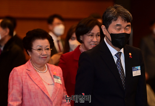 ▲ 12일 오후 서울 중구 대한상공회의소에서 열린 2023년 교육계 신년교례회에 참석한 이주호 사회부총리 겸 교육부 장관, 이배용 국가교육위원회 위원장.ⓒ정상윤 기자