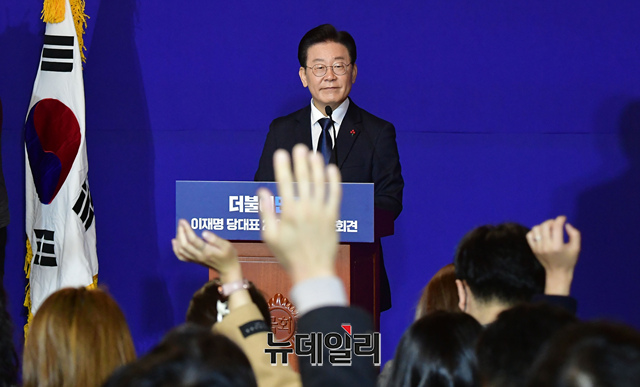 ▲ 이재명 더불어민주당 대표가 12일 오전 국회 사랑재에서 열린 2023년 신년기자회견에서 취재진의 질문에 답하고 있다.ⓒ이종현 기자