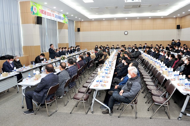▲ 김진열 군수가 12일 의흥면 주민들과 신년 인사를 나누고 군정 발전방안에 대한 다양한 의견을 교환하는 소통의 시간을 갖고 있다.ⓒ군위군