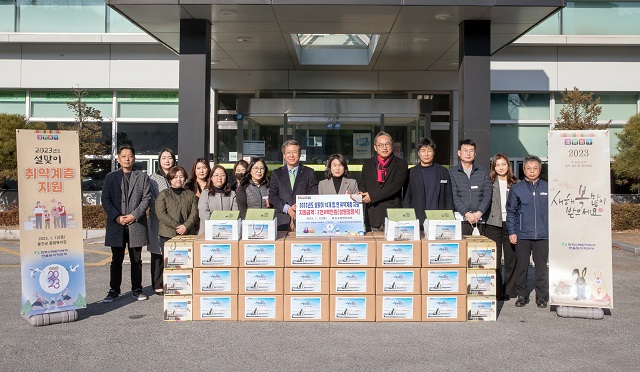 ▲ 한울원자력본부는 2023 계묘년 설 명절을 맞아 12일 울진군 평생학습관에서 ‘설맞이 사회적 소외계층 지원’ 전달식을 가졌다.ⓒ한울본부