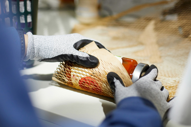 ▲ 배민B마트에서 친환경 종이 완충재를 사용해 배송 물품을 포장하고 있다.ⓒ우아한청년들