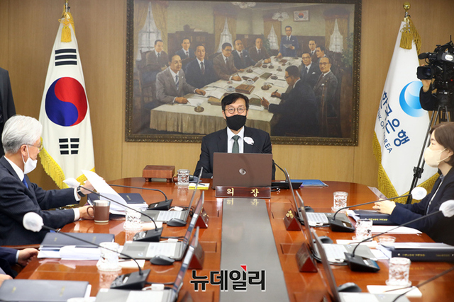 ▲ 이창용 한국은행 총재가 13일 서울 중구 한국은행에서 열린 금융통화위원회 본회의에 입장하고 있다. (사진=공동취재단)