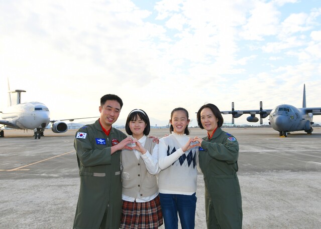 ▲ 공군 최초 부부 비행대대장인 김익규·김민지 중령과 쌍둥이 딸 영설·은설 양 ⓒ공군