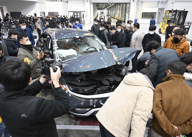 ▲ 충돌 시험 후 차체를 직접 살펴보는 시간이 있었다. ⓒ현대차그룹