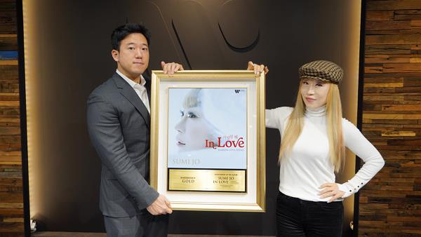 ▲ 소프라노 조수미가 1월 13일 오후 워너뮤직코리아 사옥에서 진승영 대표에게 앨범 'in LOVE'의 클래식 분야 음반 판매 골든디스크를 수여받았다.ⓒ워너뮤직코리아